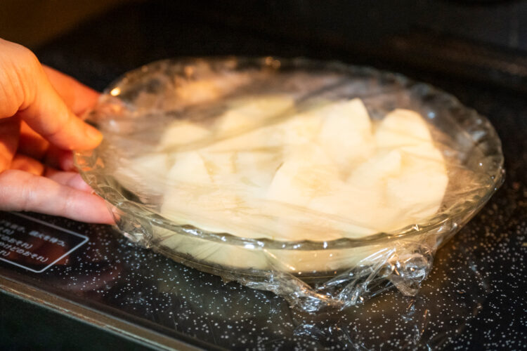 カットしたじゃがいもをレンジで加熱する